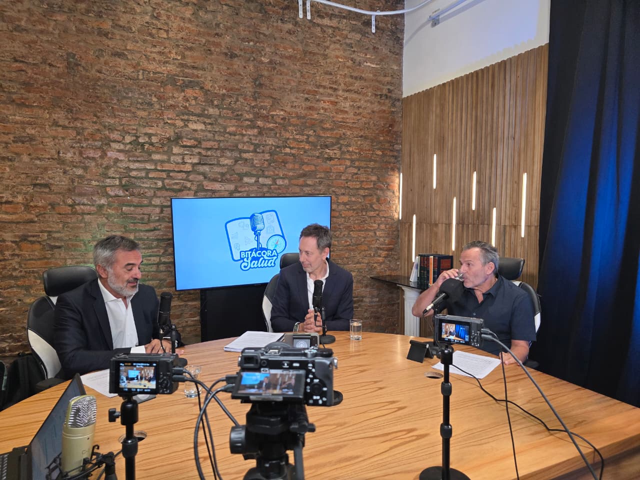 Equipo durante la grabación de Bitácora Salud